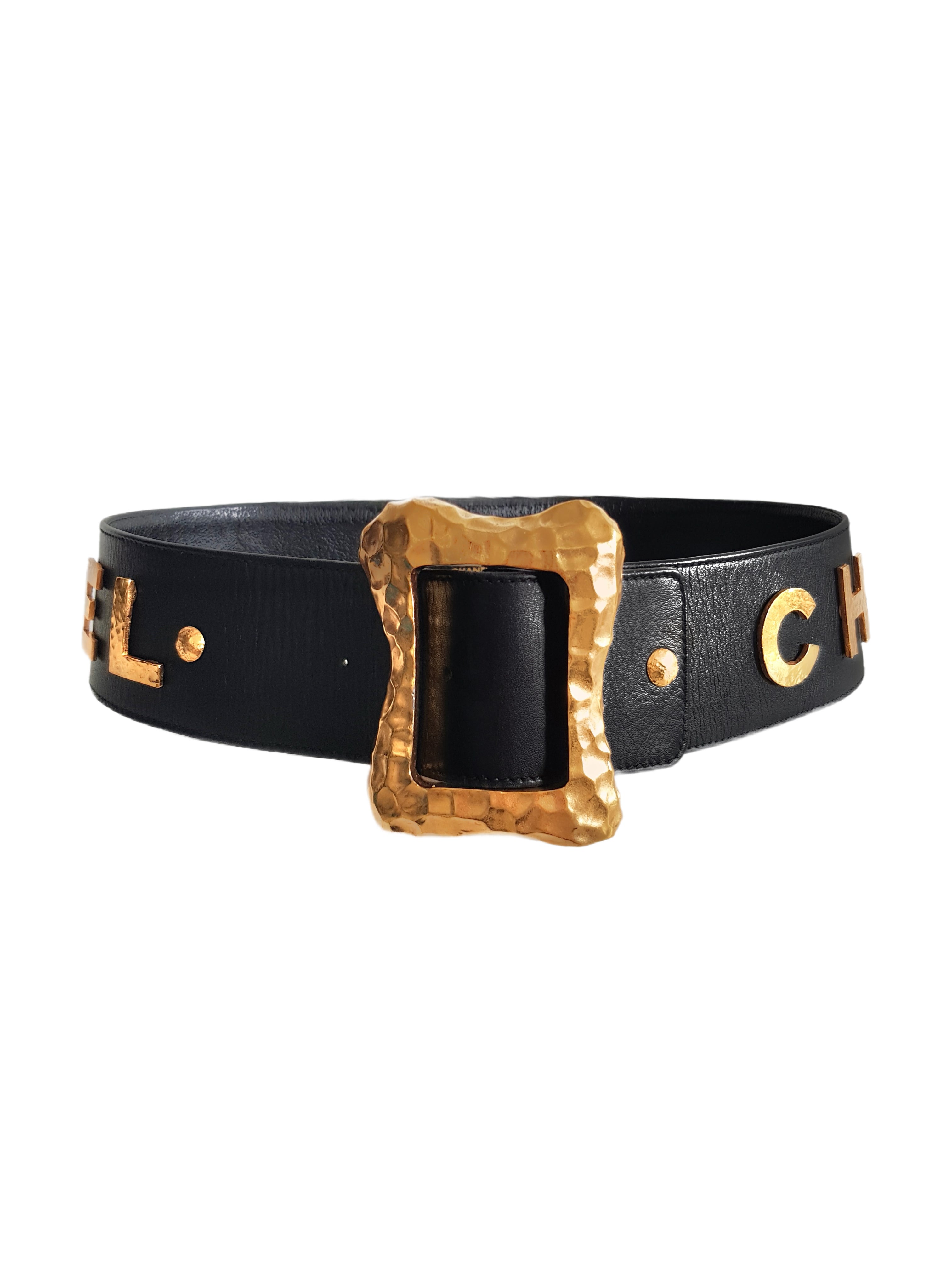 CHANEL FALL / WINTER 1993 BLACK LEATHER GOLD PLATED HAMMERED 'CHANEL' SPELLOUT LOGO BUCKLE BELT