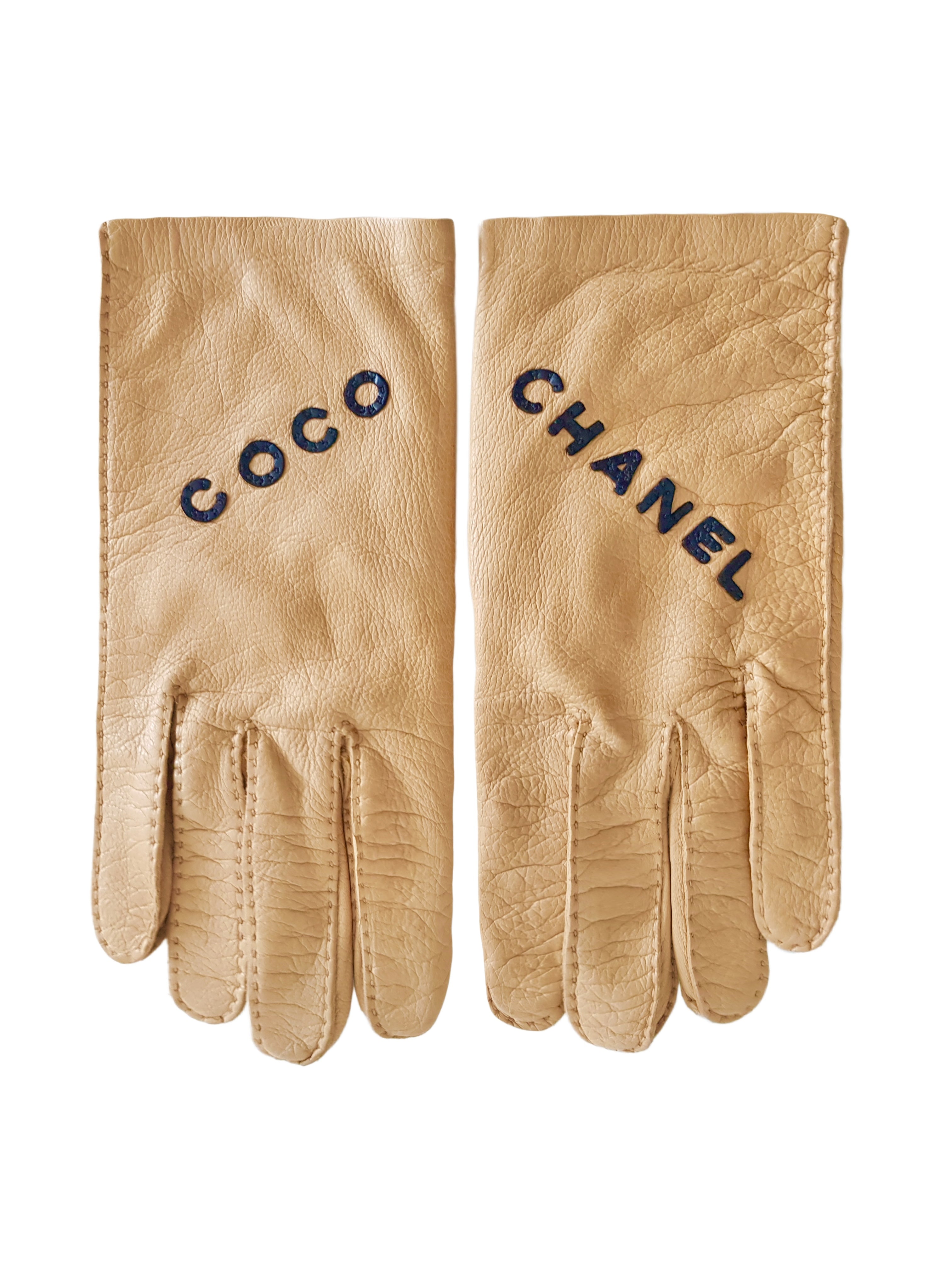 CHANEL 1990'S BEIGE LAMBSKIN LEATHER BLACK COCO SPELLOUT LOGO GLOVES