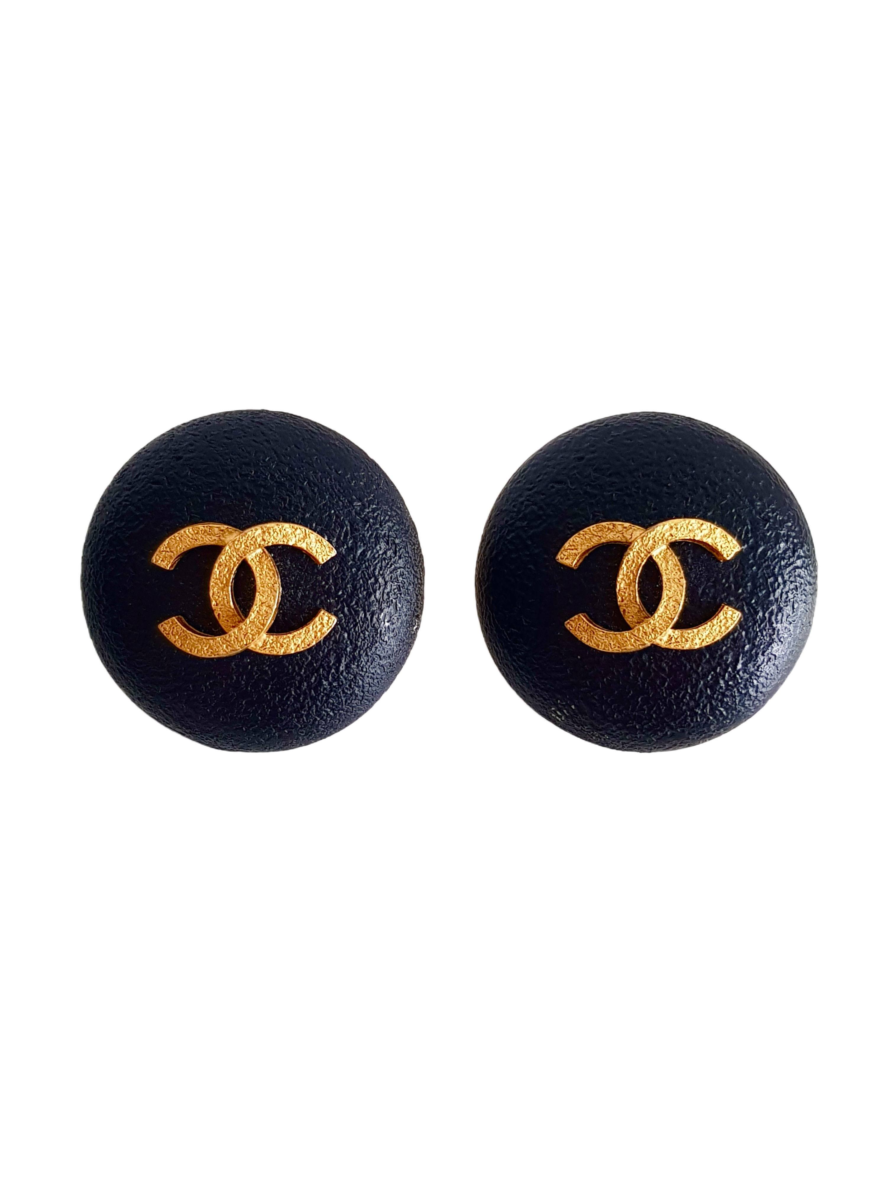 CHANEL FALL/WINTER 1993 (93A) BLACK METAL GOLD PLATED CC LOGO ROUND CLIP-ON EARRINGS