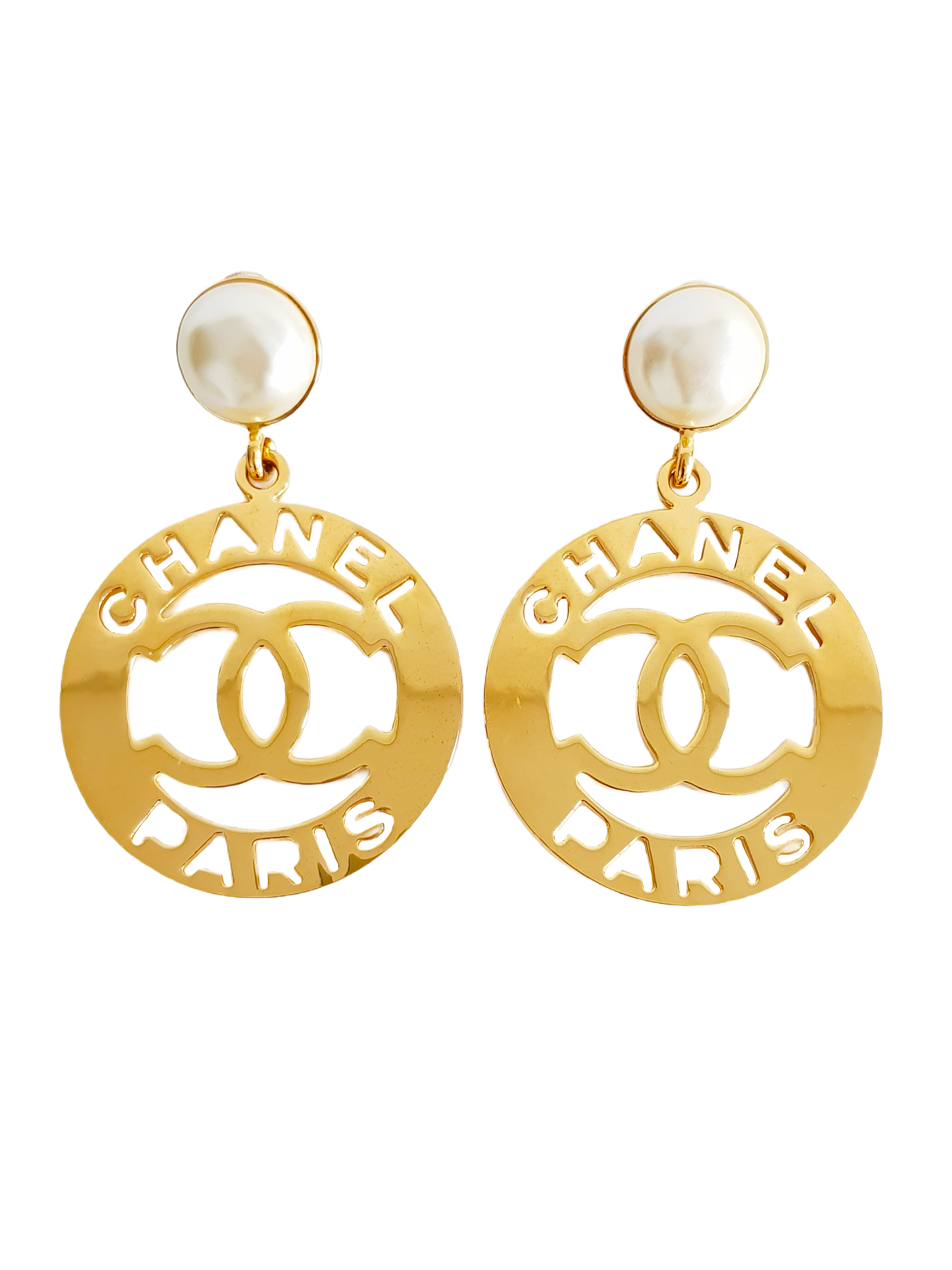 CHANEL SPRING / SUMMER 1988 GOLD PLATED CC SPELLOUT LOGO PEARL CLIP-ON EARRINGS