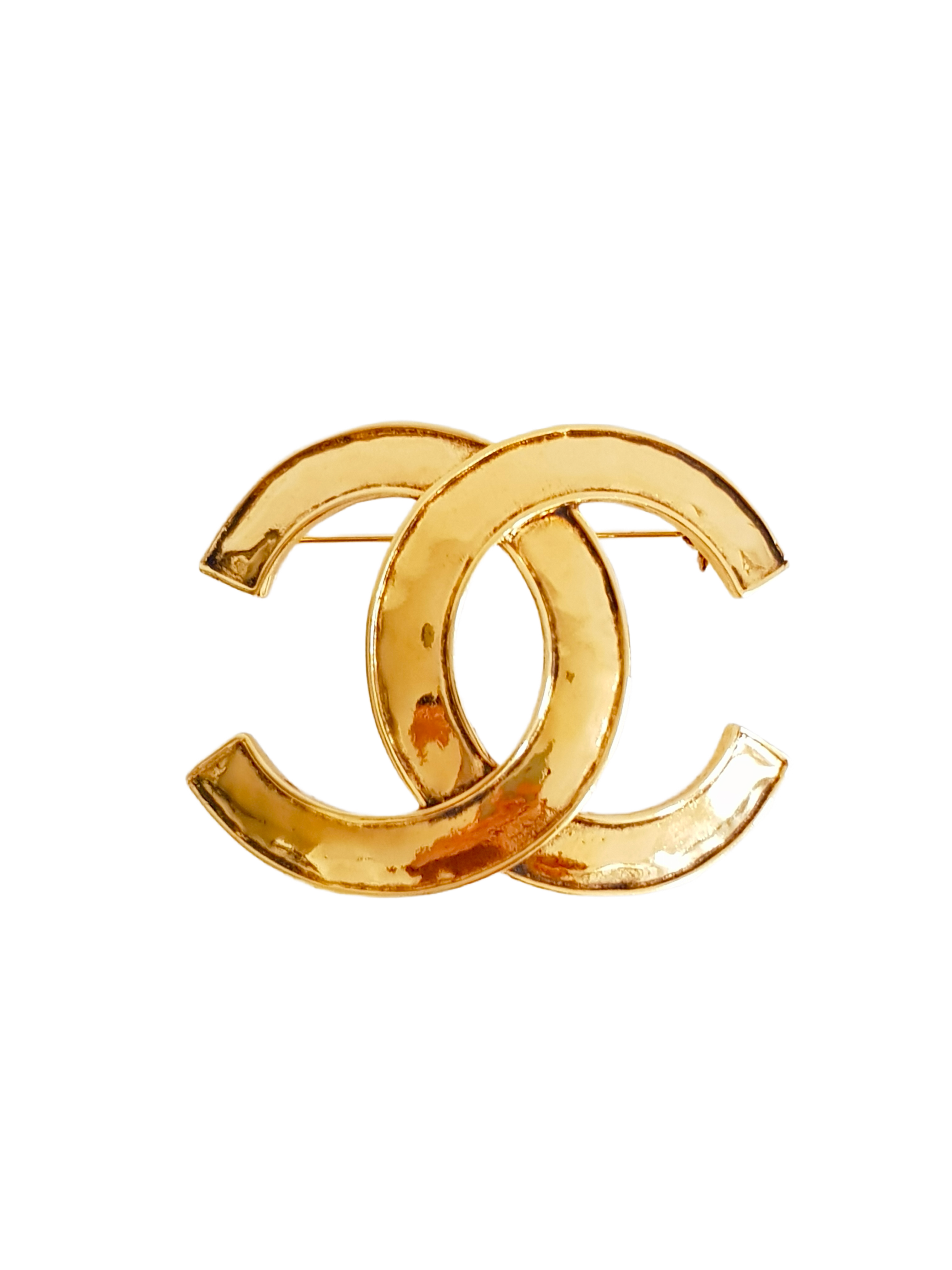 CHANEL SPRING / SUMMER 1994 (94P) GOLD PLATED CC LOGO XL HAMMERED BROOCH