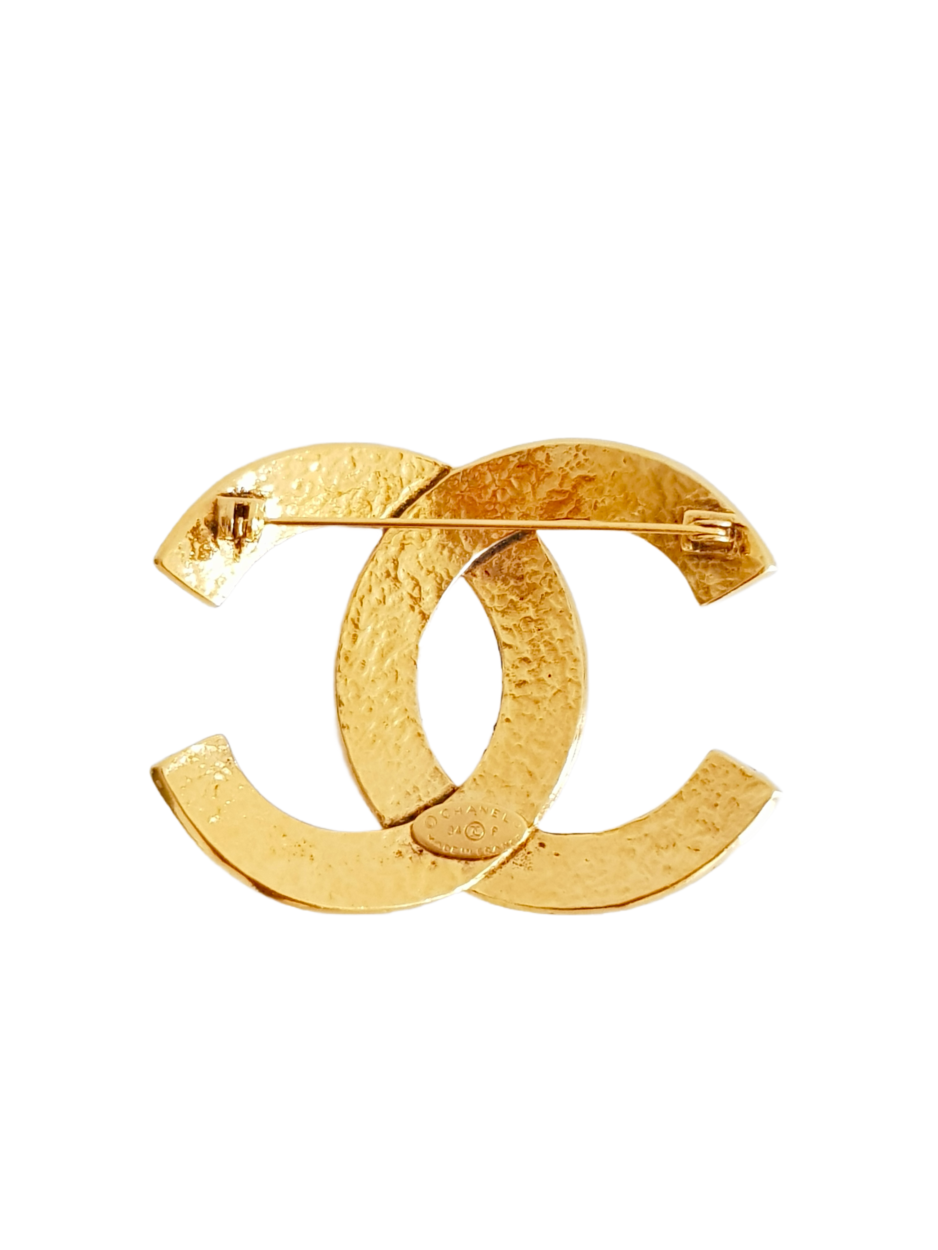 CHANEL SPRING / SUMMER 1994 (94P) GOLD PLATED CC LOGO XL HAMMERED BROOCH