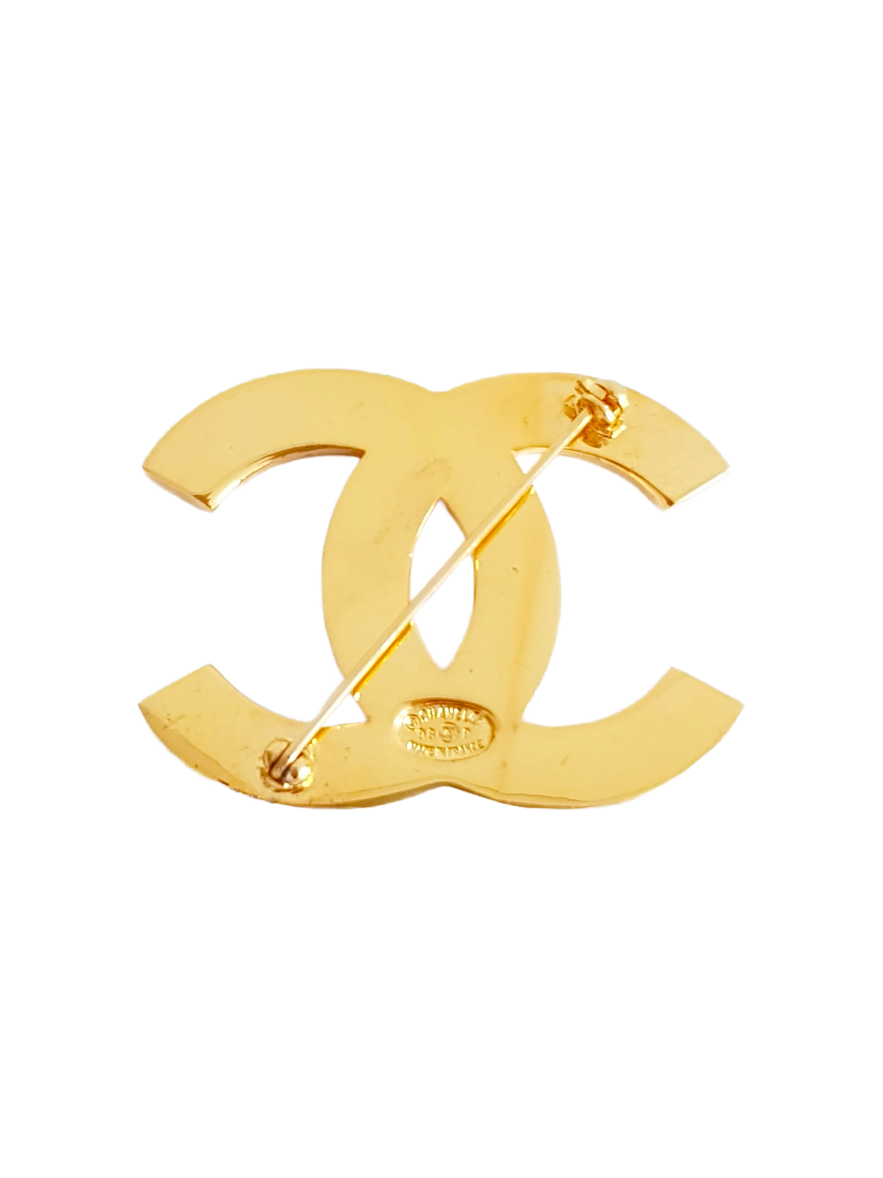CHANEL SPRING / SUMMER 1998 (98P) GOLD PLATED CC SPELLOUT LOGO BROOCH