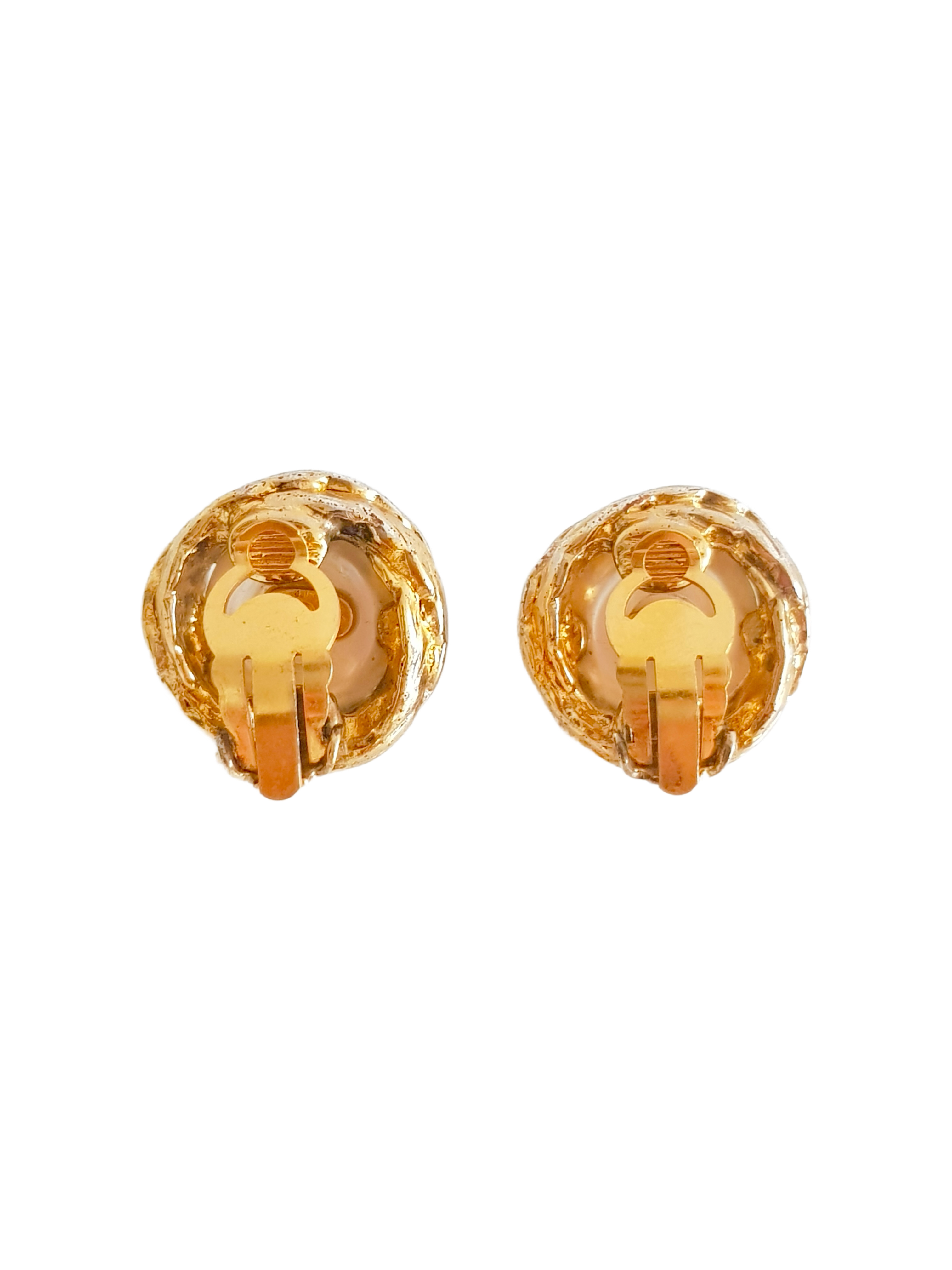 CHANEL FALL / WINTER 1996 (96A) GOLD PLATED QUILTED CC LOGO ROUND PEARL CLIP-ON EARRINGS