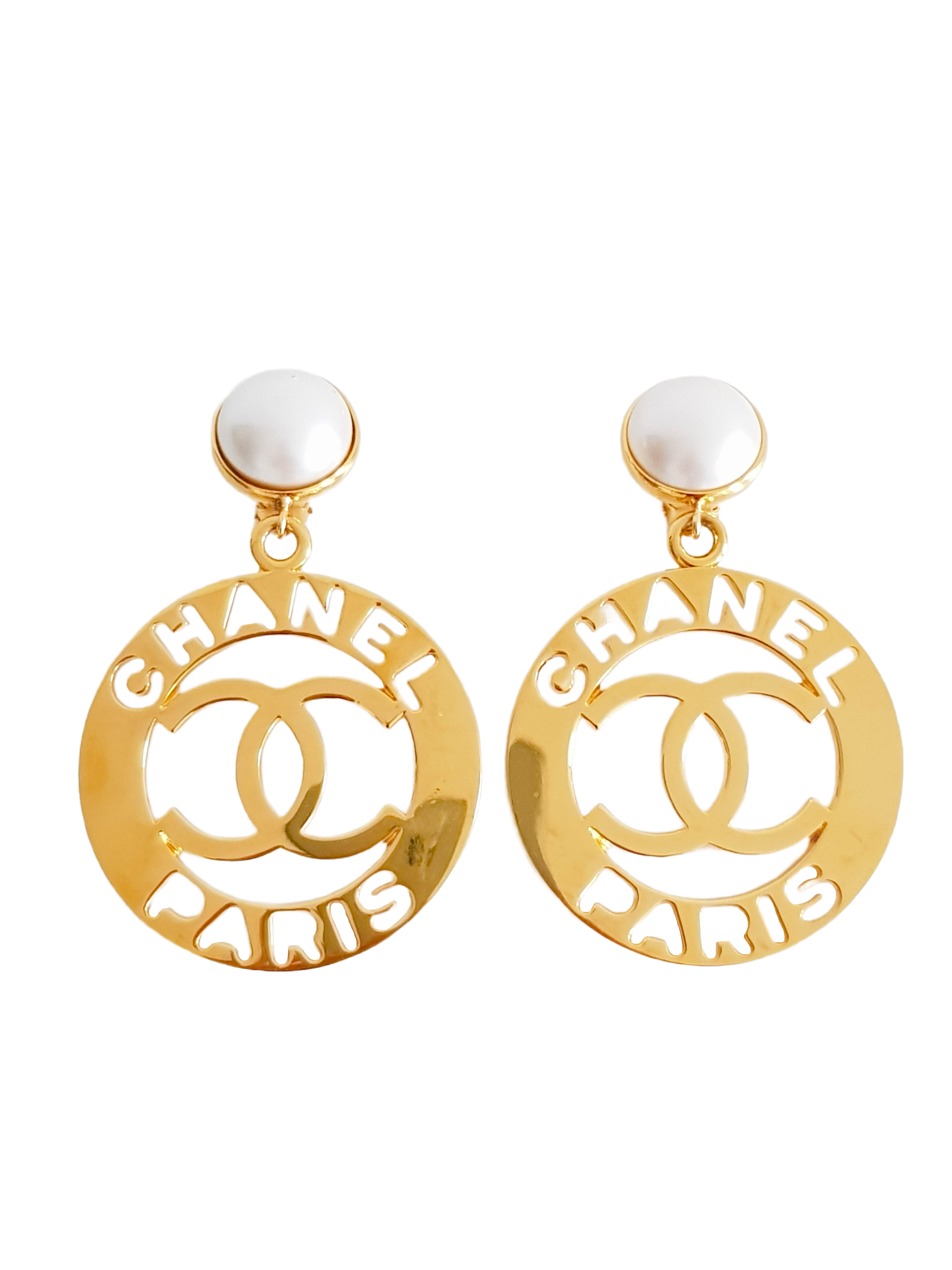 CHANEL SPRING / SUMMER 1988 GOLD PLATED CC SPELLOUT LOGO PEARL CLIP-ON EARRINGS