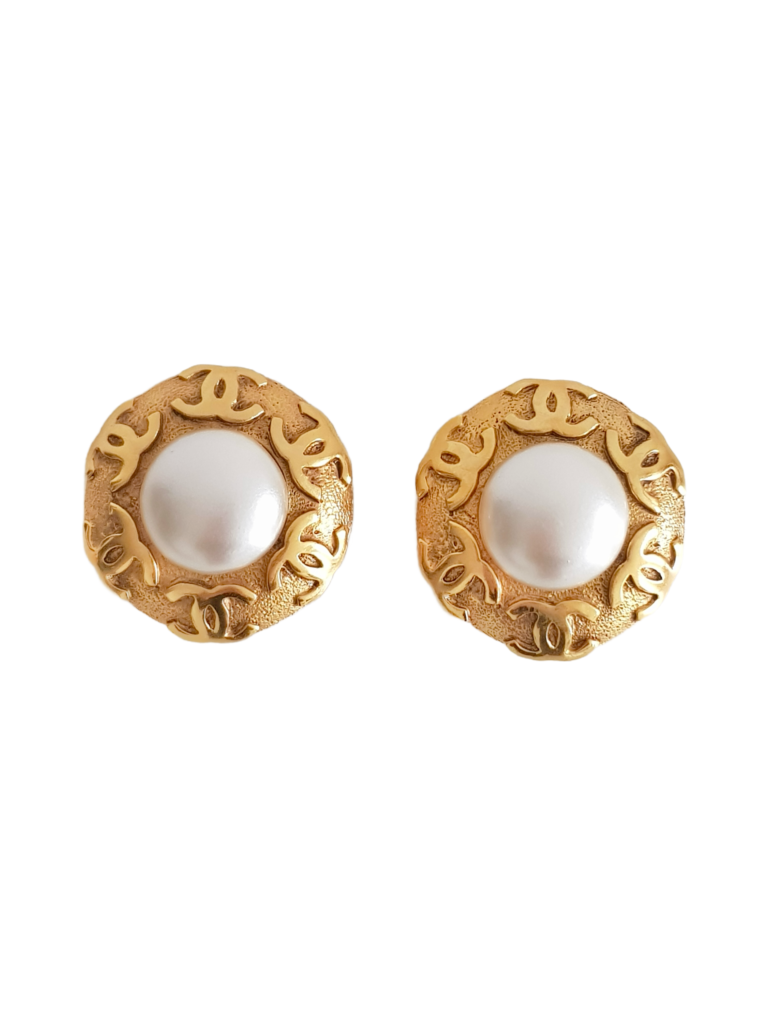 CHANEL FALL / WINTER 1992 (COLLECTION 29) GOLD PLATED QUILTED CC LOGO ROUND PEARL CLIP-ON EARRINGS