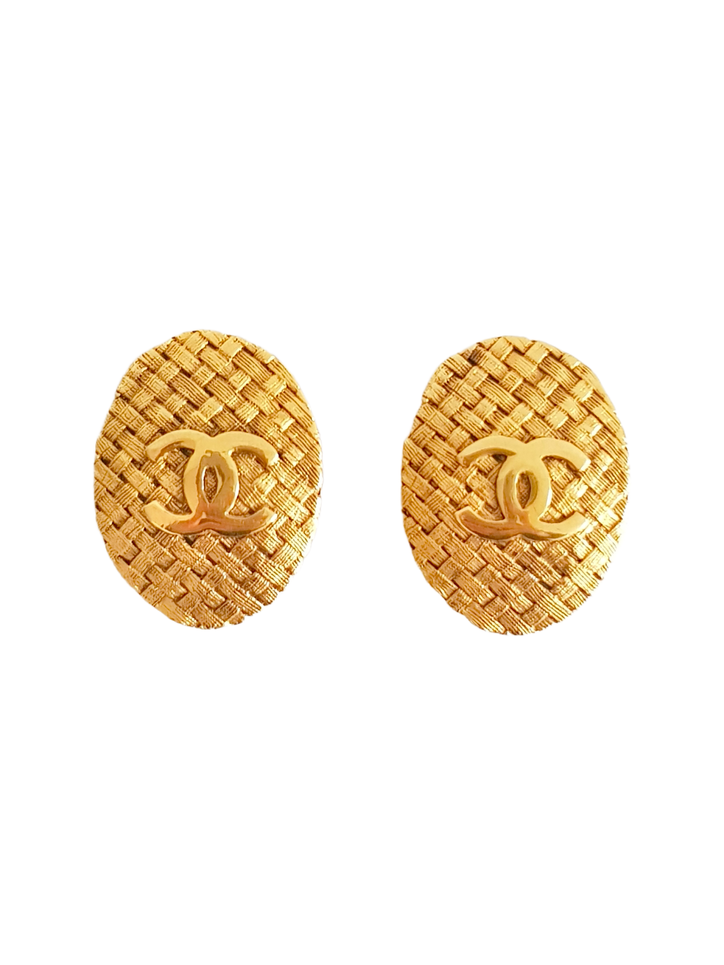 CHANEL FALL / WINTER 1992 (COLLECTION 29) GOLD PLATED QUILTED CC LOGO OVAL CLIP-ON EARRINGS