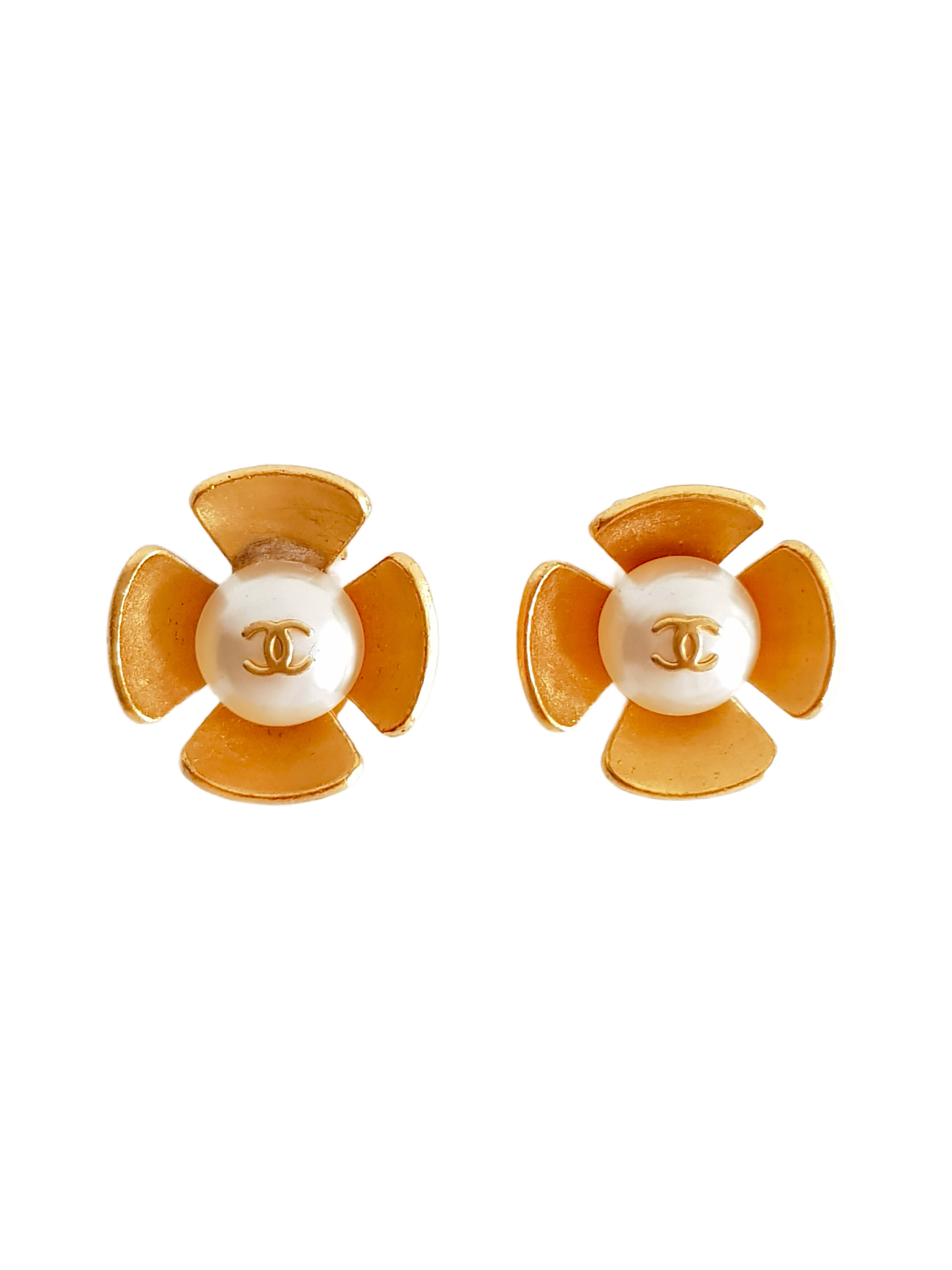 CHANEL FALL / WINTER 1995 (95A) GOLD PLATED CC LOGO ROUND PEARL FLOWER CLIP-ON EARRINGS