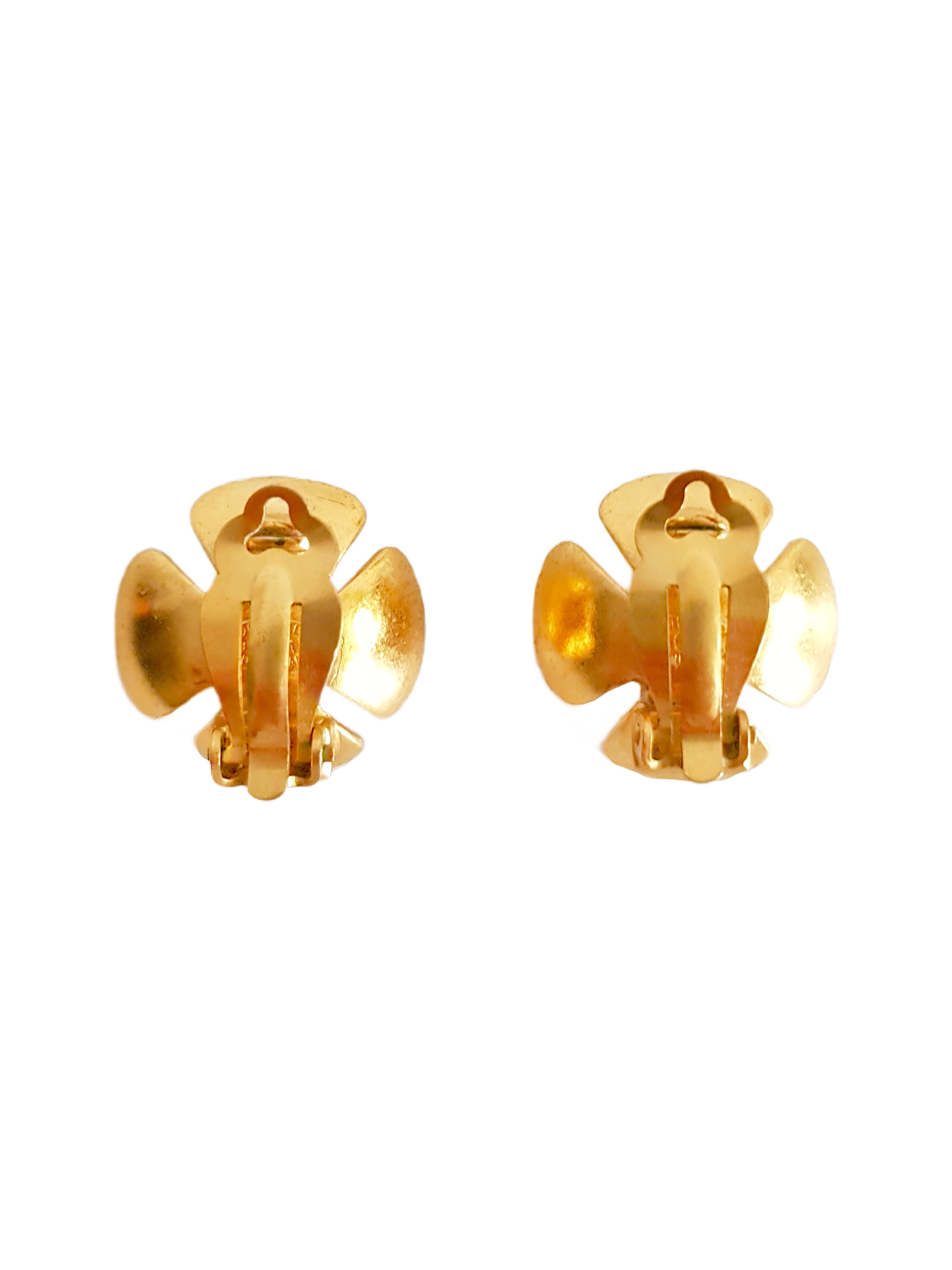 CHANEL FALL / WINTER 1995 (95A) GOLD PLATED CC LOGO ROUND PEARL FLOWER CLIP-ON EARRINGS