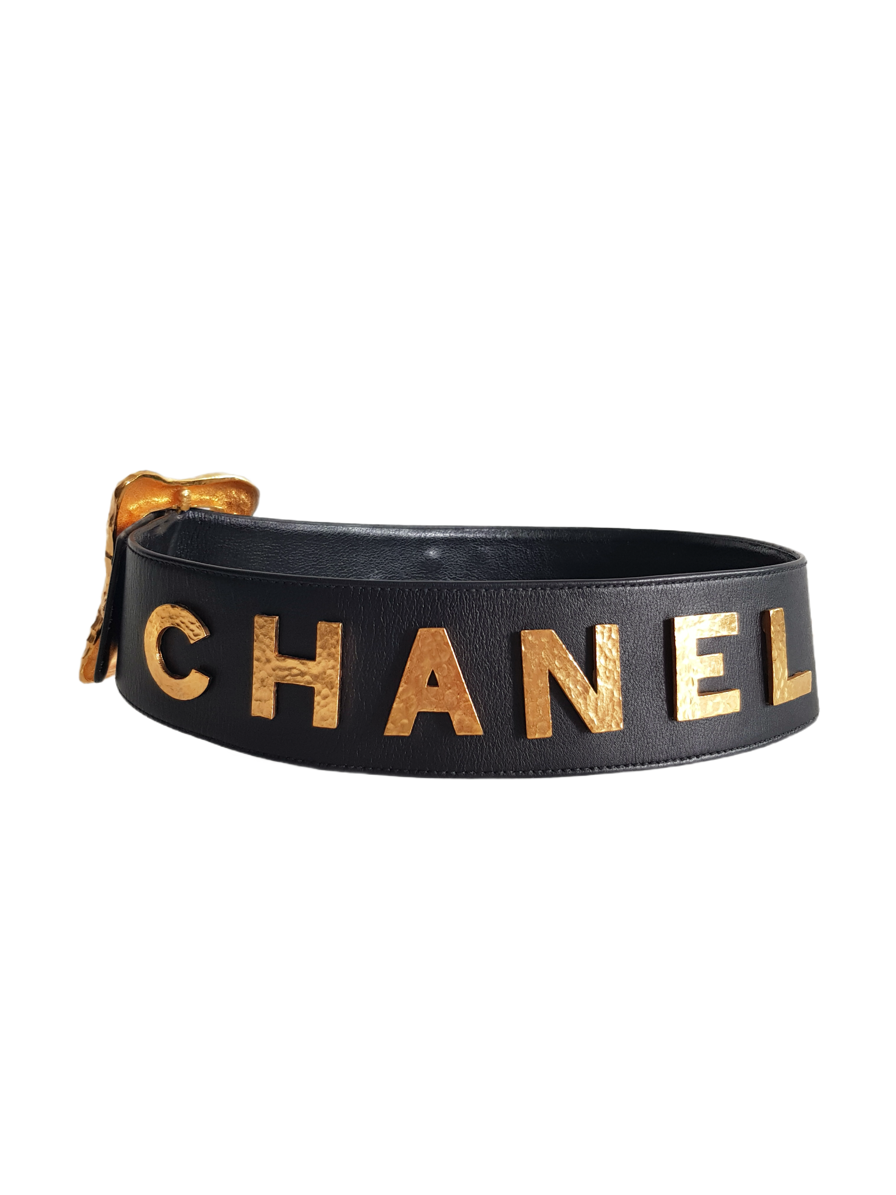 CHANEL FALL / WINTER 1993 BLACK LEATHER GOLD PLATED HAMMERED 'CHANEL' SPELLOUT LOGO BUCKLE BELT