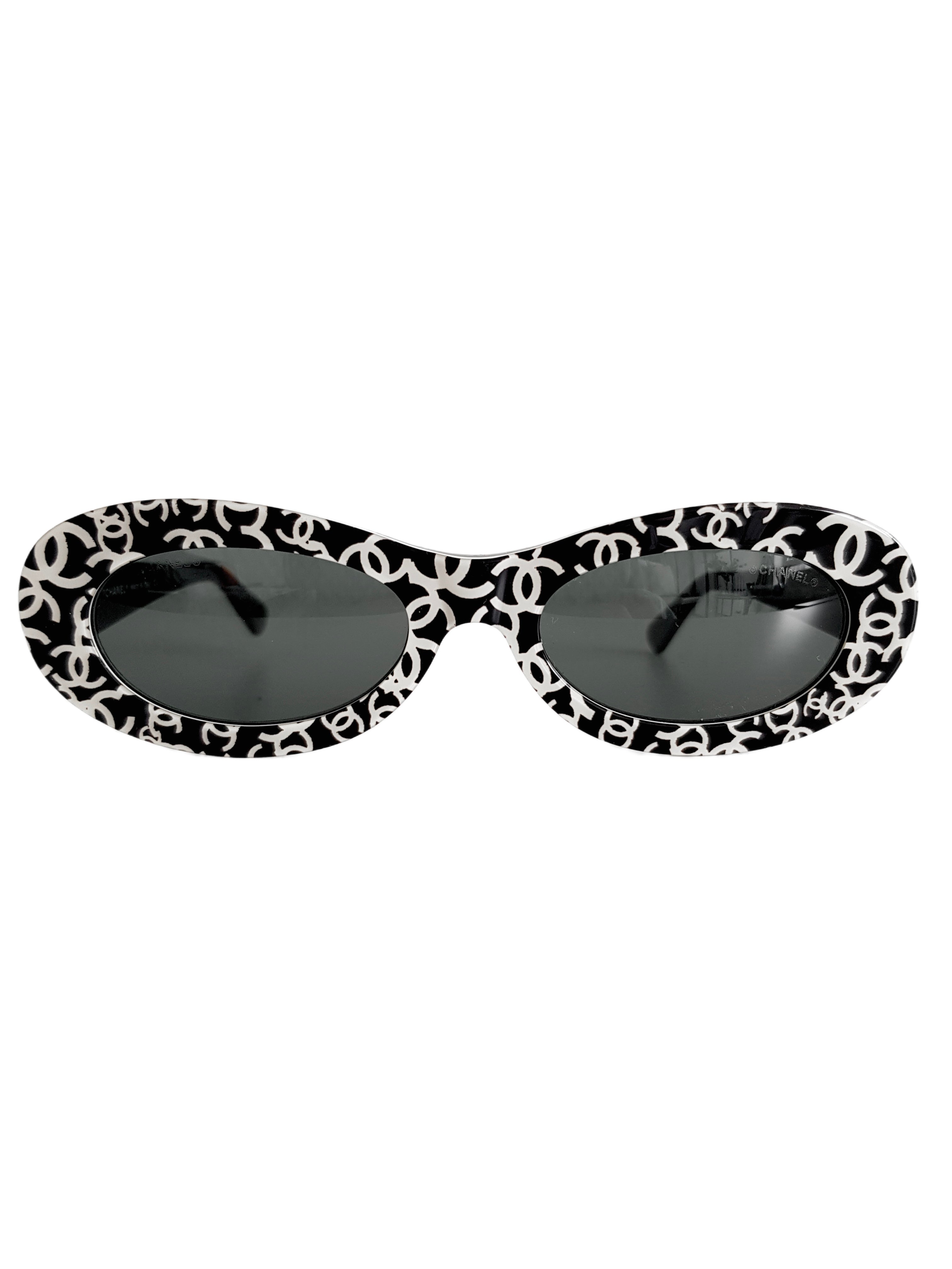 CHANEL 1990’S (18316) BLACK LUCITE CC LOGO ‘ KYLIE JENNER’ SUNGLASSES