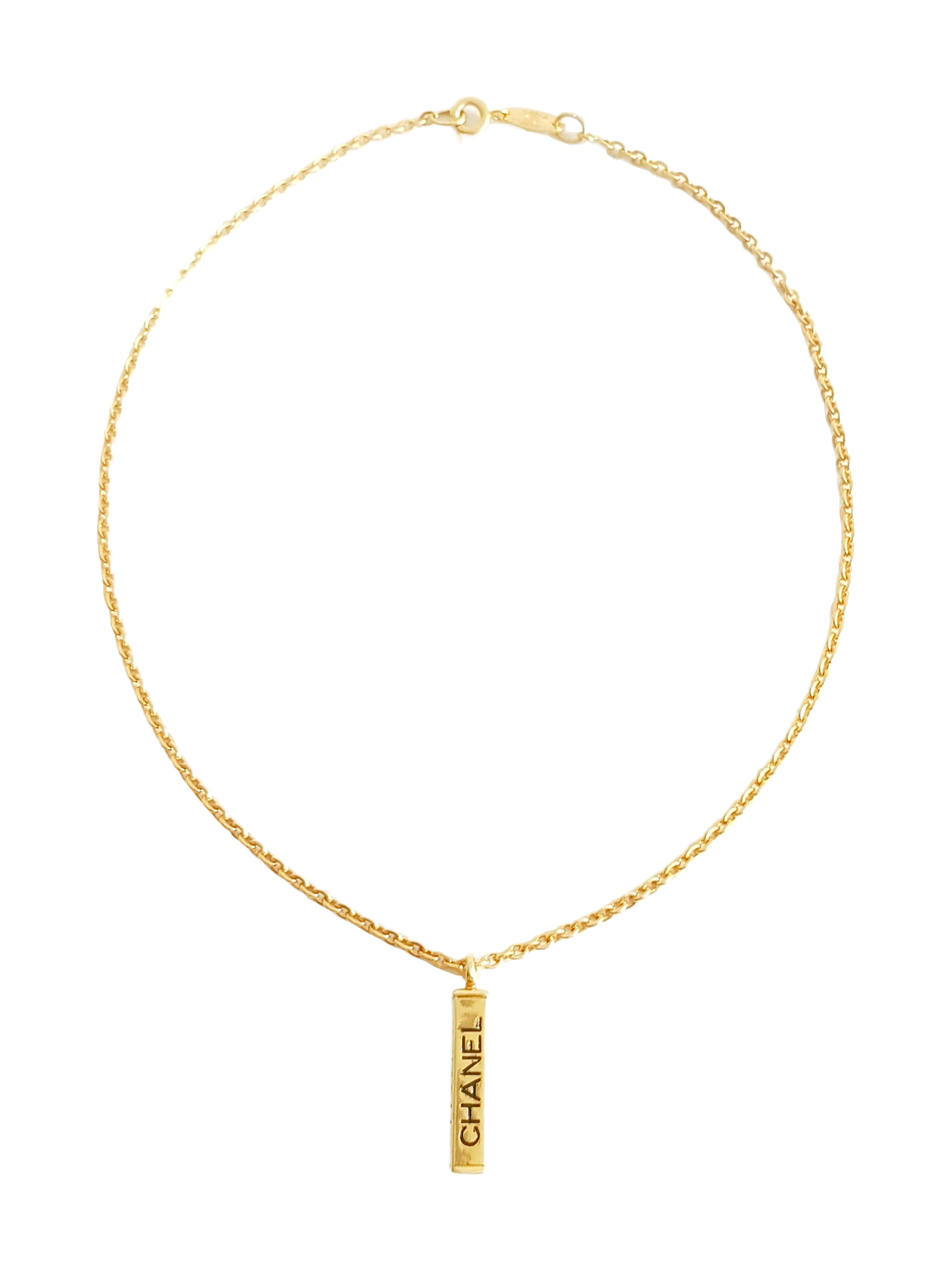 CHANEL 1982 GOLD PLATED 'CHANEL' SPELLOUT LOGO BAR PENDANT NECKLACE