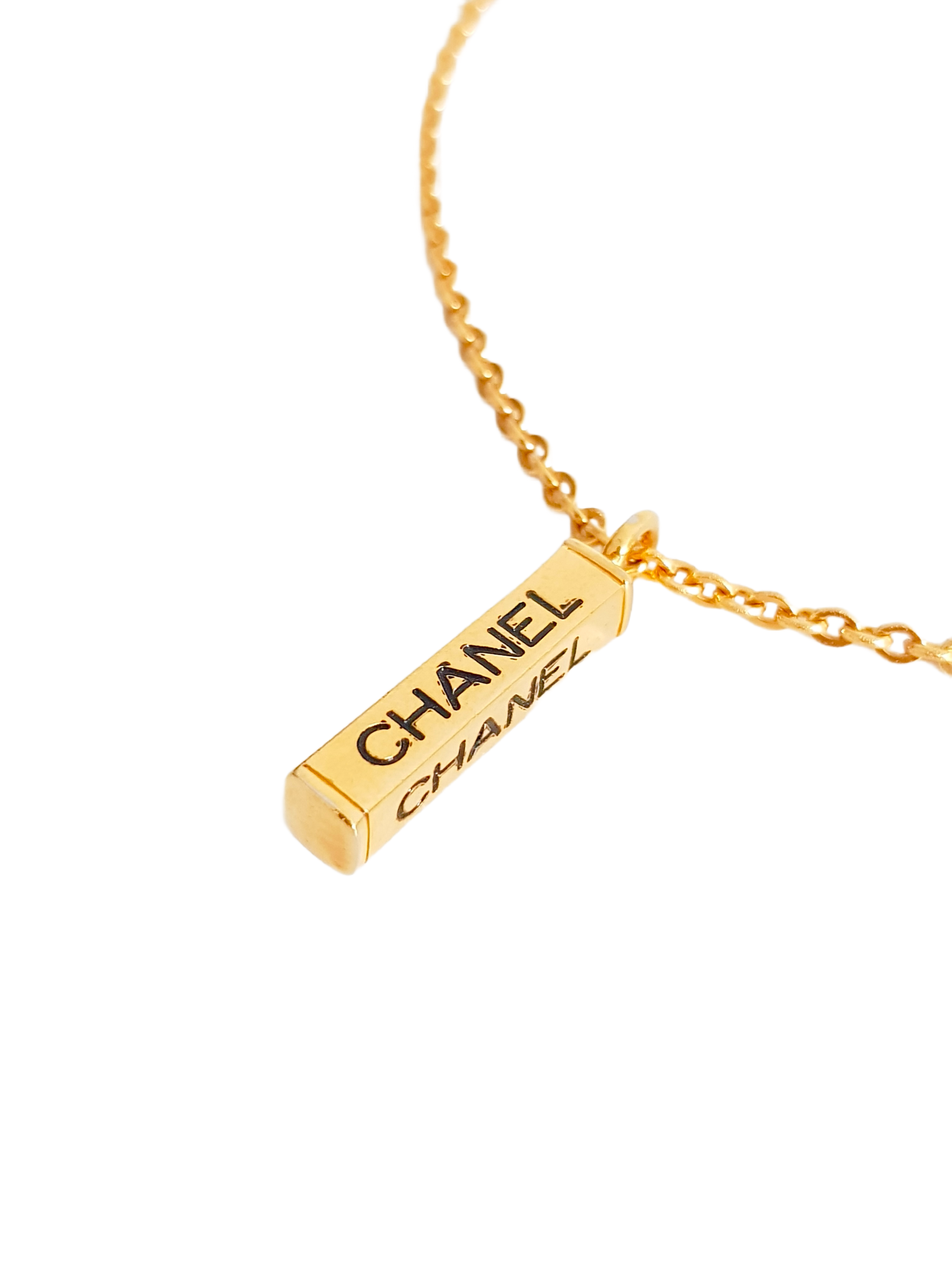 CHANEL 1982 GOLD PLATED 'CHANEL' SPELLOUT LOGO BAR PENDANT NECKLACE