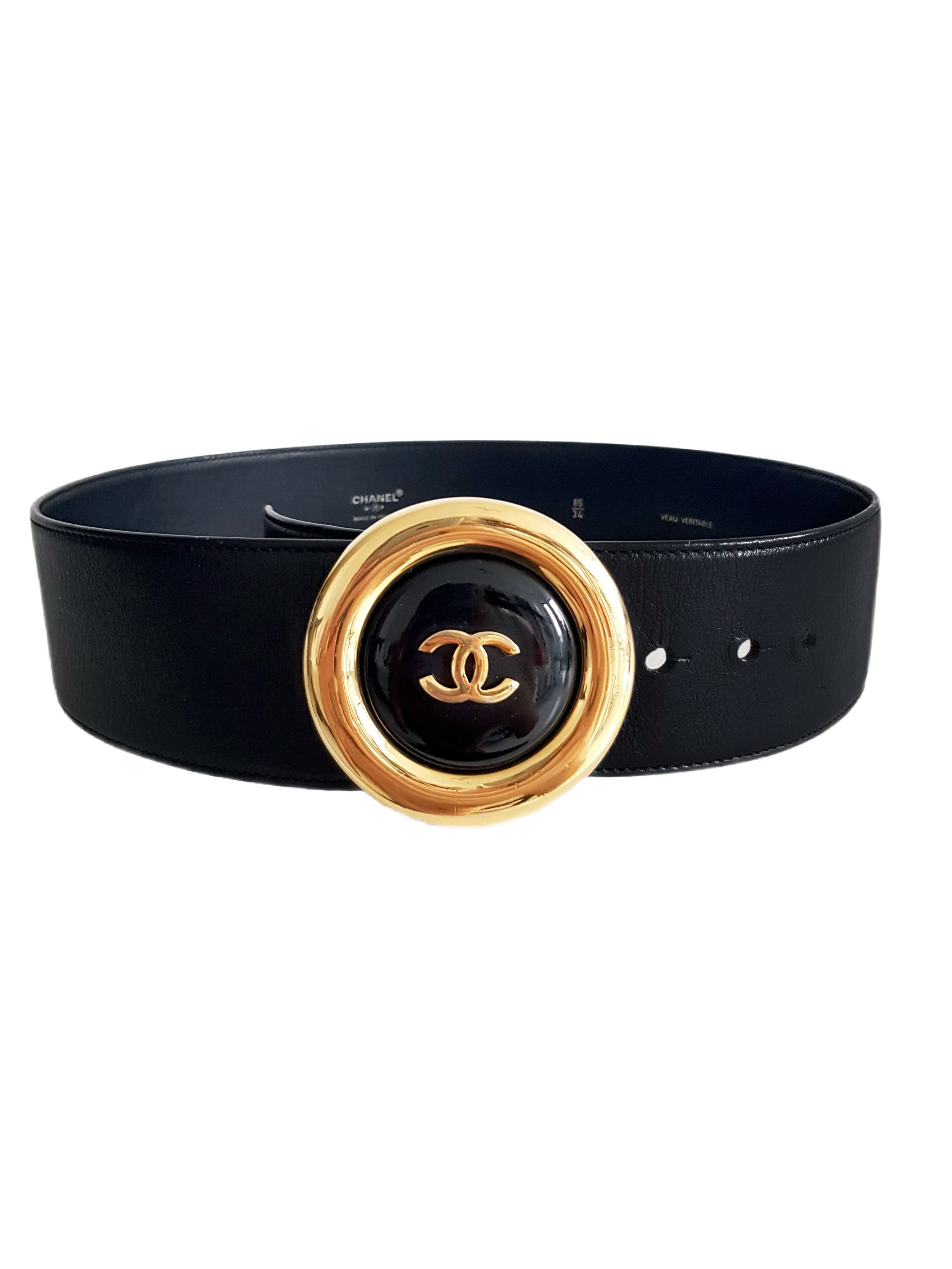 CHANEL SPRING / SUMMER 1997 BLACK LEATHER GOLD PLATED ROUND CC LOGO BUCKLE BELT