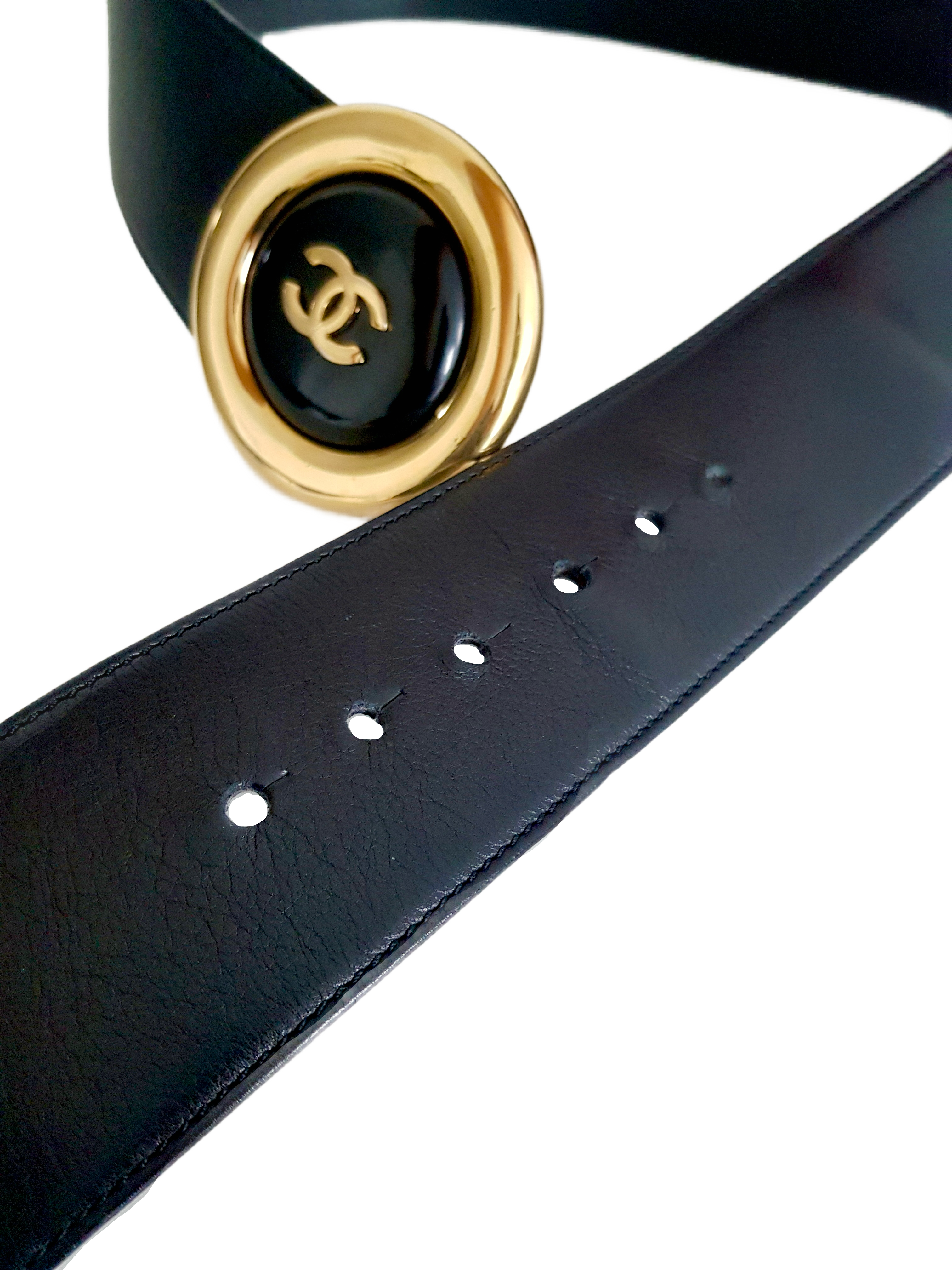 CHANEL SPRING / SUMMER 1997 BLACK LEATHER GOLD PLATED ROUND CC LOGO BUCKLE BELT