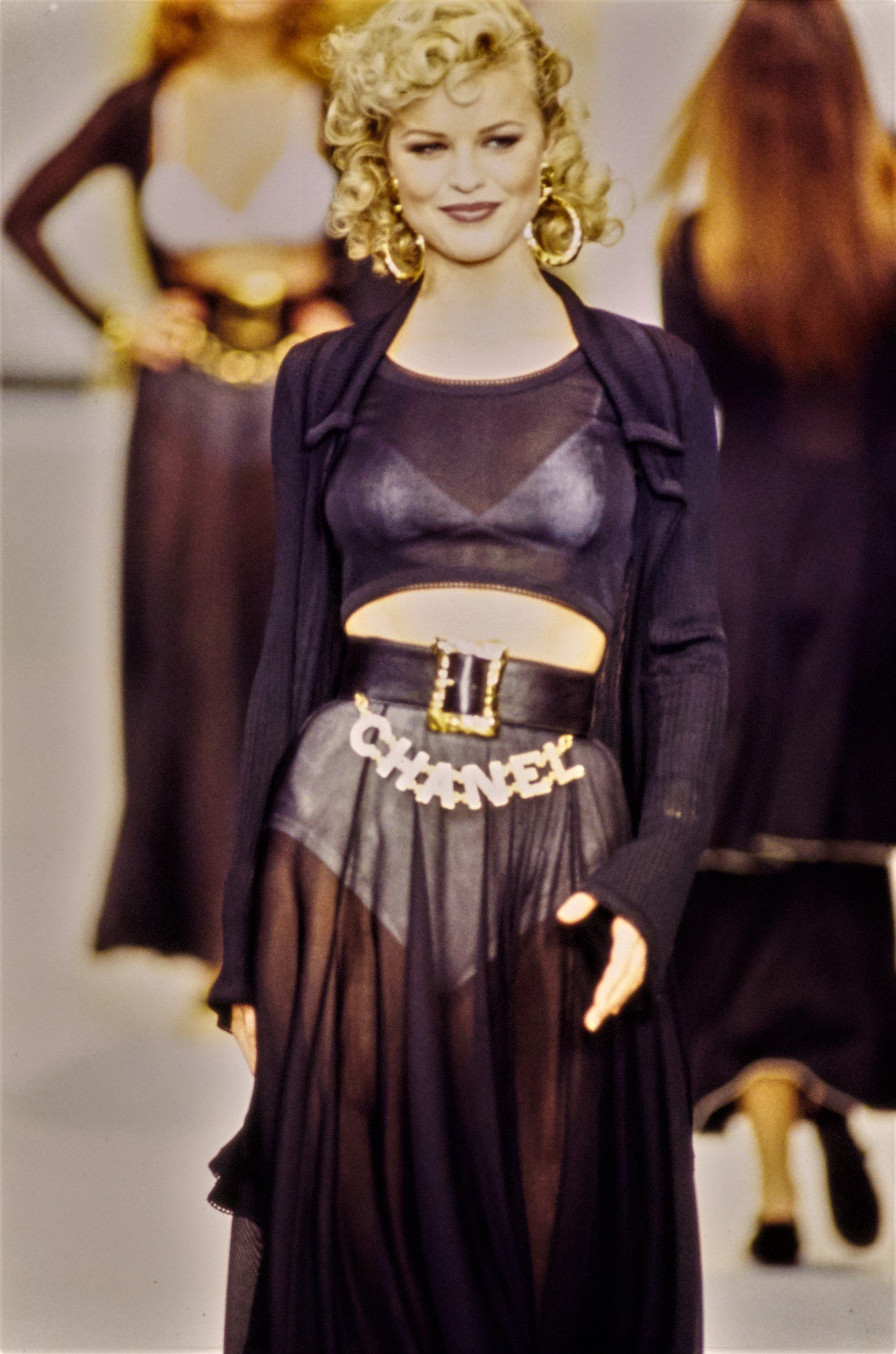 CHANEL SPRING / SUMMER 1993 (93P) BLACK LEATHER GOLD PLATED SPELLOUT LOGO BUCKLE BELT