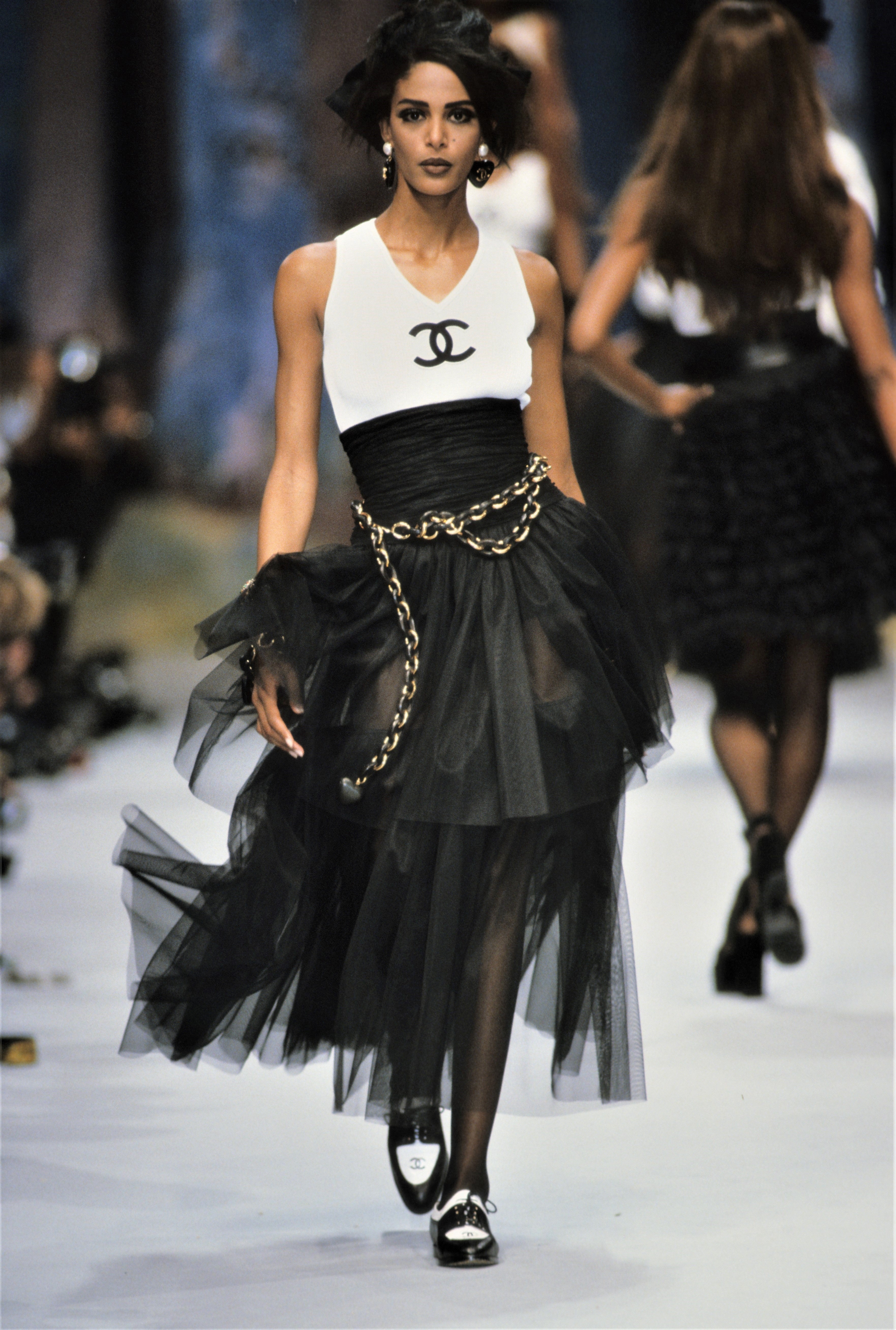 CHANEL SPRING / SUMMER 1992 BLACK WOODEN HEART PENDANT GOLD PLATED CHUNKY CHAIN LINK BELT